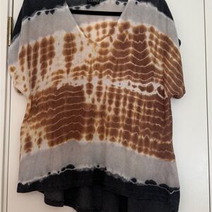 Relaxed V-Neck Tie-Dye Tunic Top in Brown and Black
